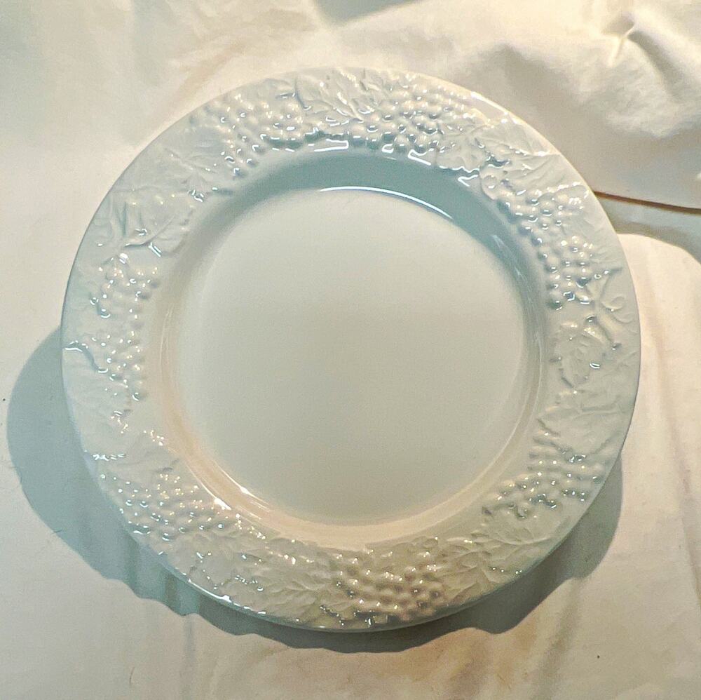 Harry & David Grapes HDA1 Dinner Plate 10.5 inch Cream White Embossed Portugal
